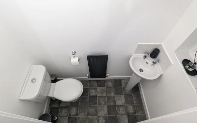 Burnley-4-bedroom House-sleeps 6-parking-clariturf