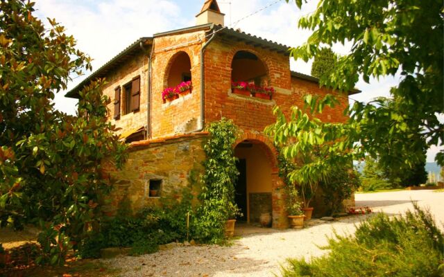 Stunning private villa for 6 guests with private pool, TV, pets allowed and parking