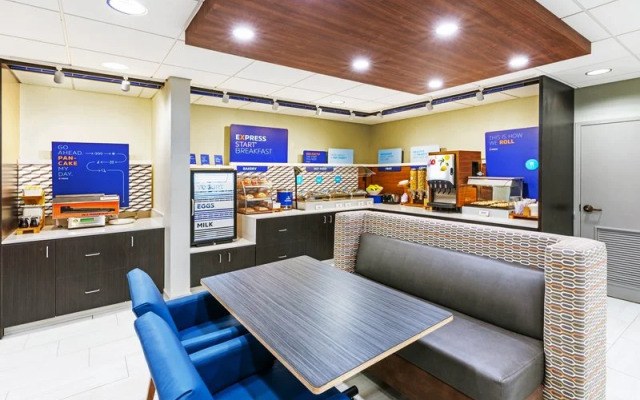 Holiday Inn Express Sulphur