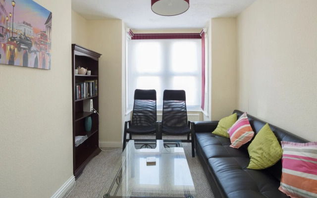 Stylish Modern with FREE Parking by Kasar Stays