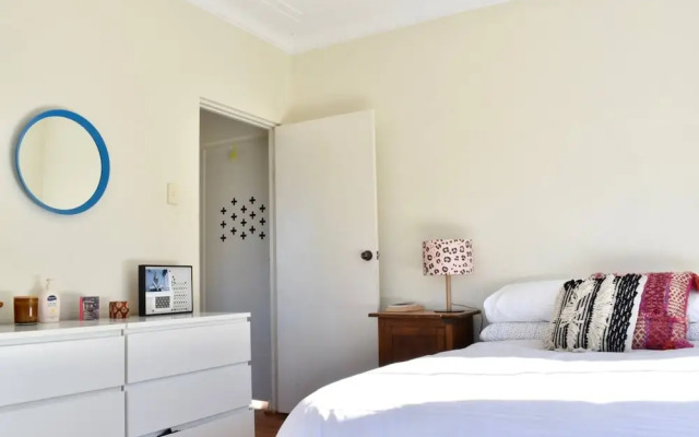 Bright Artist Apartment in Maroubra