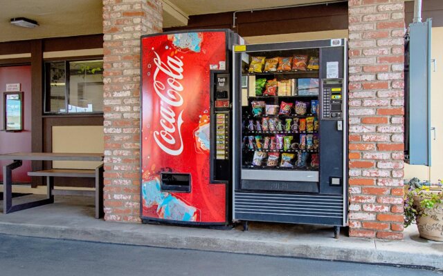 Red Roof Inn & Suites Monterey