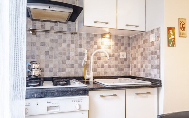 Vibrant Flat Close to Zorlu Center With Backyard