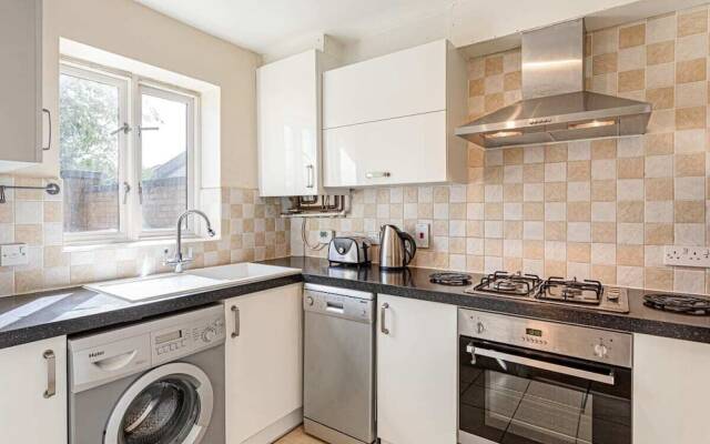 Beautiful 3 Bed House W Patio 10 Mins to Excel
