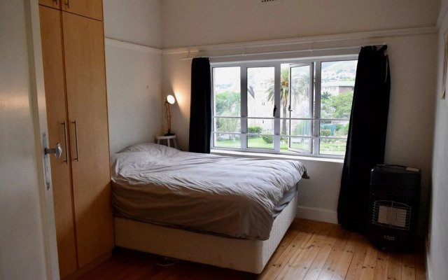 Spacious 1 Bedroom Apartment Near Table Mountain