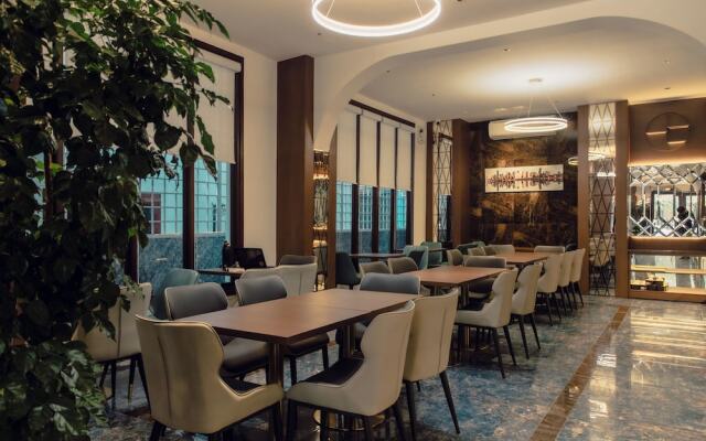 Riverside Hotel