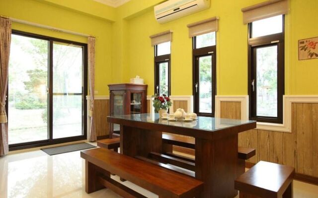 Textile Girl Romantic Homestay