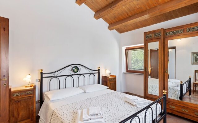 Delightful Villa in Varano with Fireplace