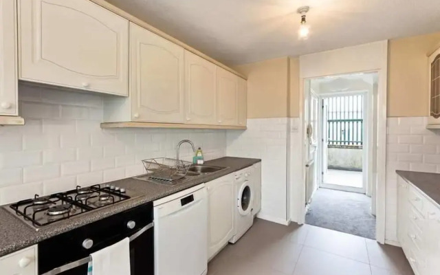 Comfy 6-sleeper Apt w/ Large Patio in W Kensington