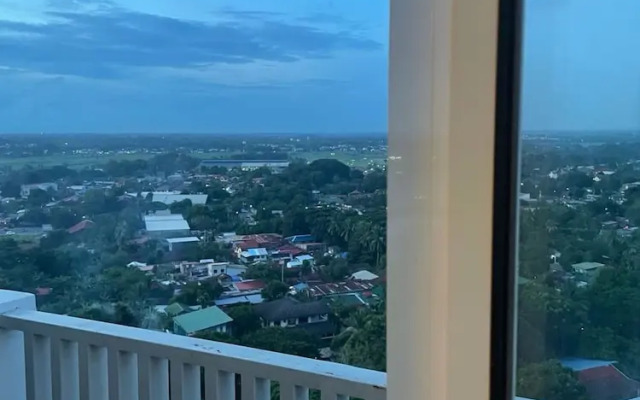 Spacious Modern Condo with Balcony