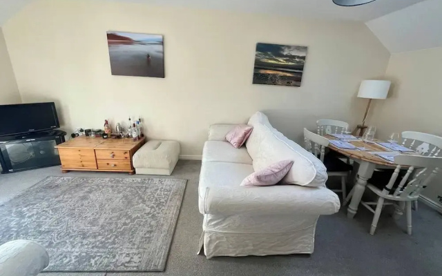 Entire Two Bedroom Detached Coach House