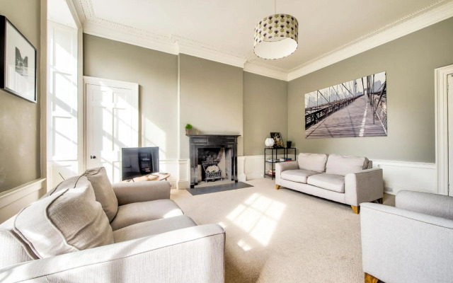 Bright and Spacious 4-bedroom Apart in Stockbridge