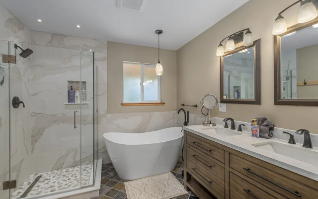 Alpine Acres Lodge 3 Bedroom Home by NW Comfy Cabins by RedAwning