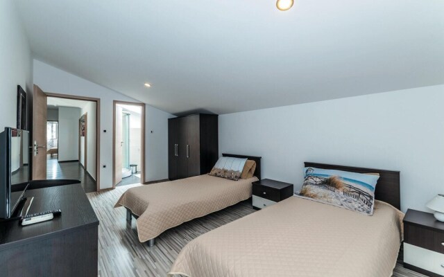 Stunning Home in Vrsi Mulo With Wifi and 4 Bedrooms