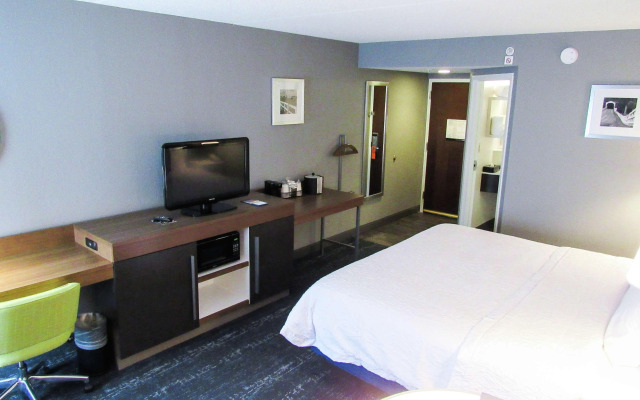 Hampton Inn & Suites Newtown