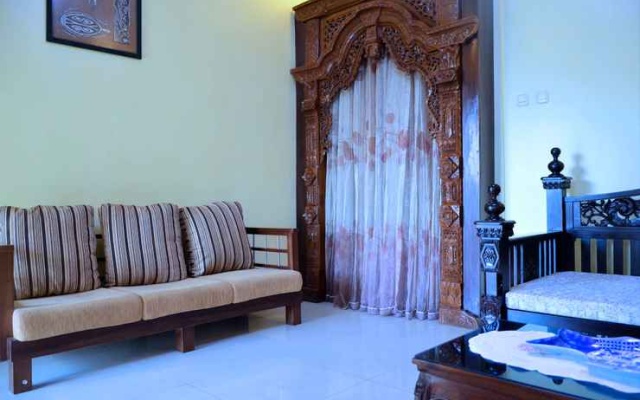 Rumah Kuning Bandung – Guest Rooms – Parompong