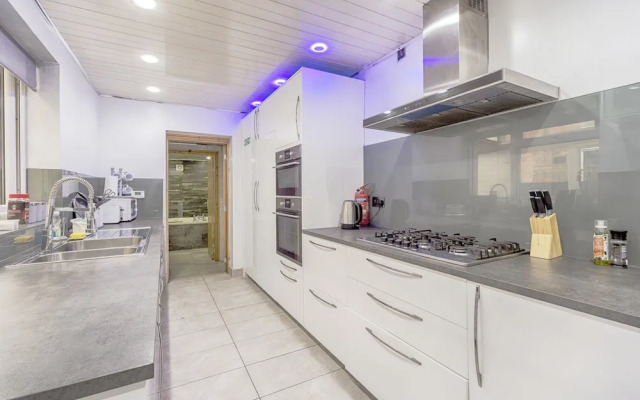 Charming 5-bed House in Birmingham