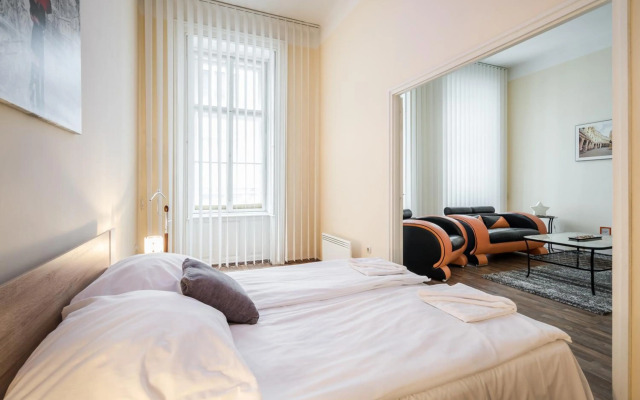 BpR Pyvo Street Home with balcony