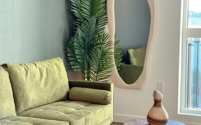 Modern Cosmopolitan APT Mid-hollywood Free Parking