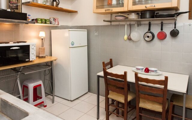 Charming 2 Bedroom apt next to Panormou