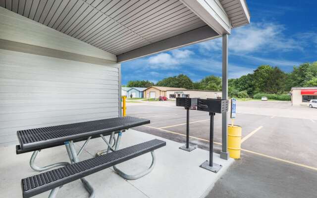 Super 8 By Wyndham Spencer