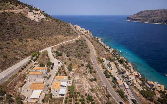 Trapela Limeni Luxury Suites