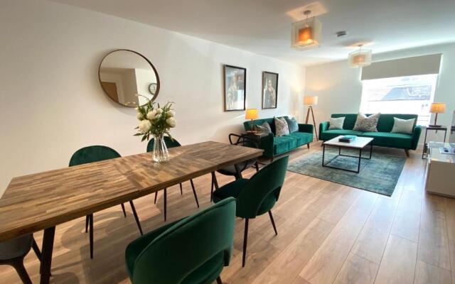 High Street, Stylish City Centre Apartment, 3 Bed