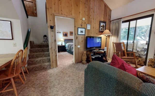 Hidden Valley 104 Convenient and Cozy, Short walk to The Village Gondola by RedAwning