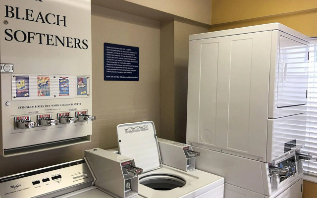 Hometown Inn & Suites Jacksonville - Butler Blvd./Southpoint