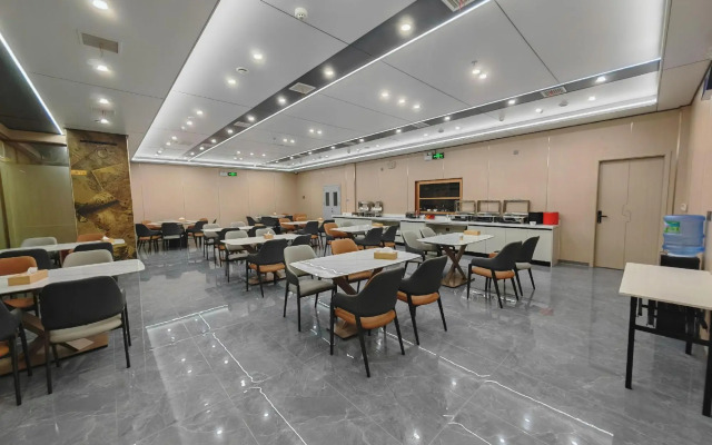 Vienna Hotel (Changsha Ningxiang West High-speed Railway Station Emerald Lake Store)