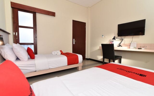 RedDoorz near Legian Street