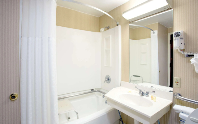 Days Inn & Suites by Wyndham Northwest Indianapolis