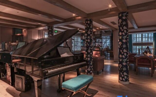 Xinyibao Hong Kong Fengli Luxury Hotel (Feihua Touch Water Shop)