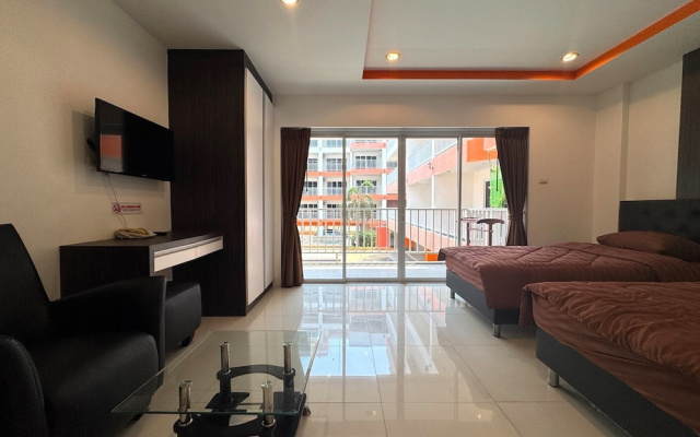 Comfortable Pool-view Studio With Balcony - Pratumnak, Pattaya