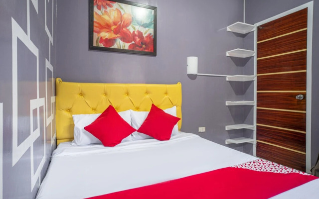 OYO 702 Queens Hometel