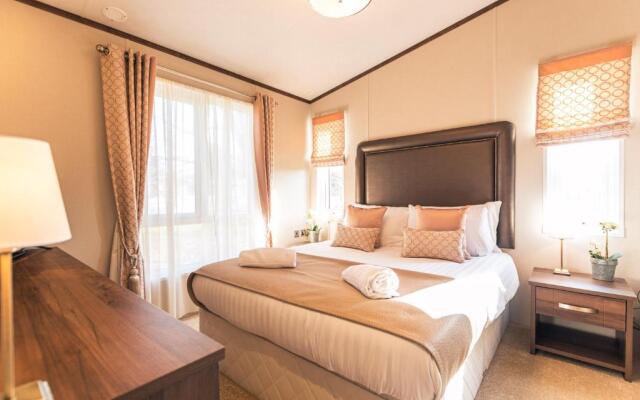 Sutton Lodge With Hot Tub