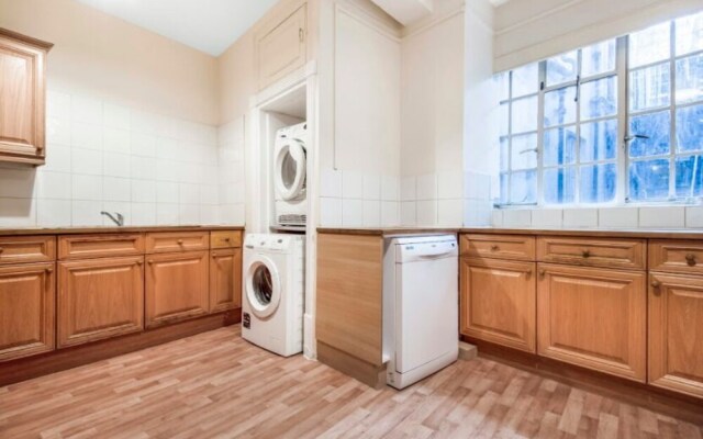 Spacious 2 Bed Apartment next to Regents Park