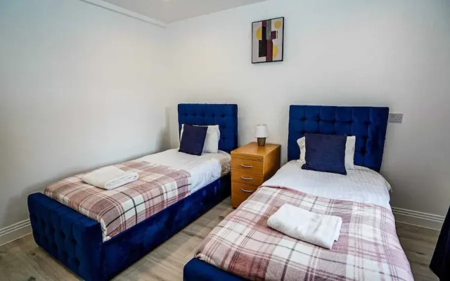 Modern 4-Bedroom Home with Free Parking