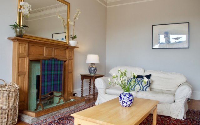 3 Bedroom Flat In Edinburghs New Town