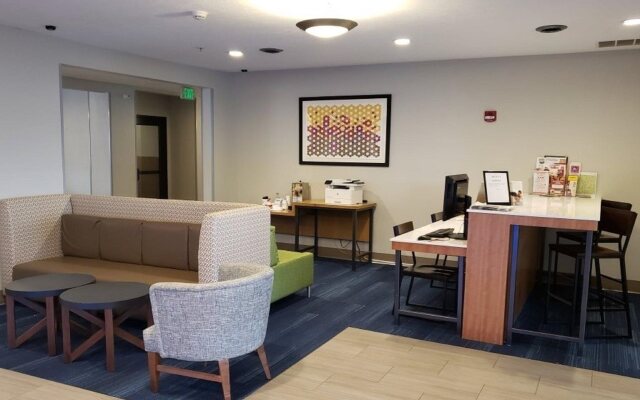 Holiday Inn Express & Suites Lincoln Airport by IHG