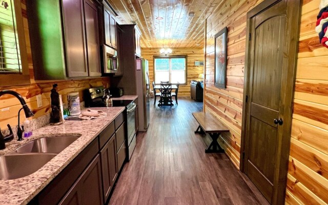 South Side Serenity 2 Bedroom Cabin by RedAwning