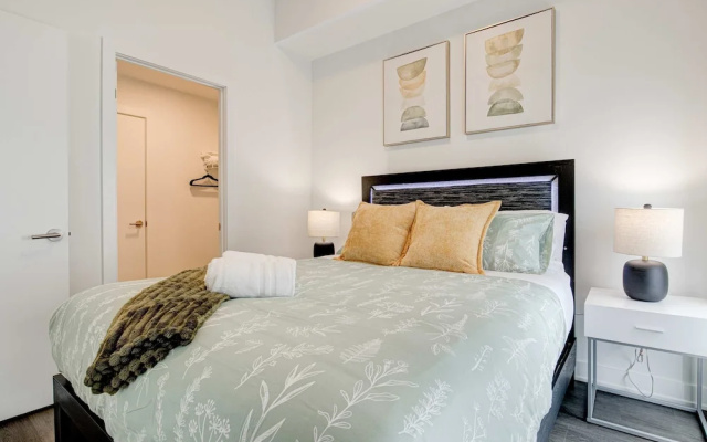 Stylish Downtown Suite With Patio City Views