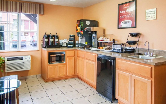 Econo Lodge Inn & Suites Hillsboro - Portland West