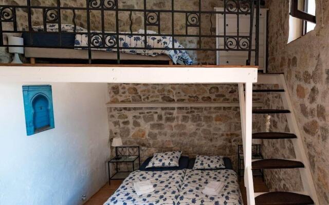 Fleur de Lys Fayence