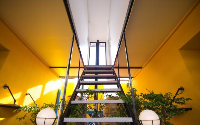 Glad Bangkok Hostel Bar and Restaurant