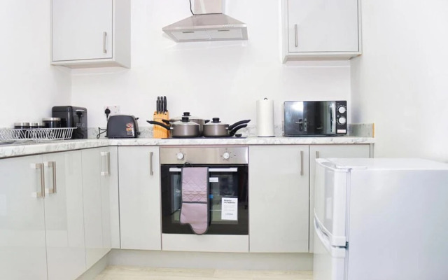 Modern 2-bed Apartment in Burnham, Slough
