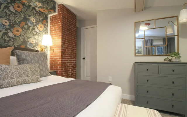 The Aurora Inn & Cottages