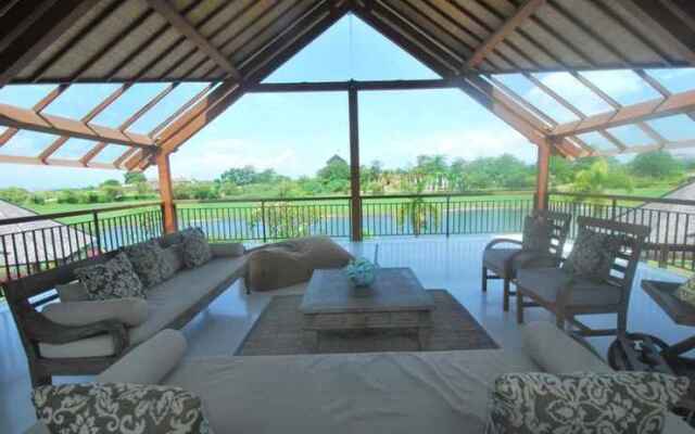 Water Edge Villa by Soscomma