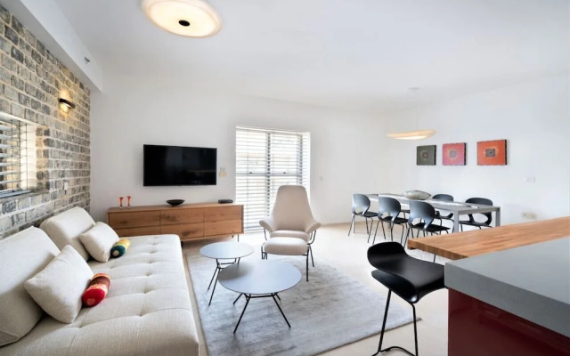 Bright and Clean Rothchild Quarter