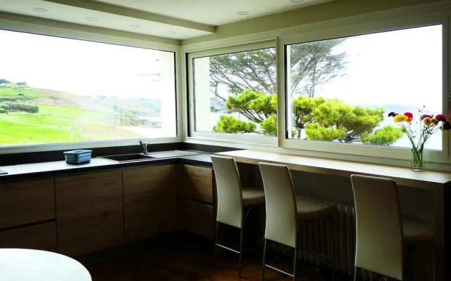 Cottage in Locquirec With Beach Access